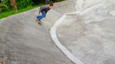 Seitenansicht-Eines-Jungen-Kaukasischen-Mannes,-Der-Skateboarden-Auf-Der-Rampe-Im-Skateboardpark-4k-übt