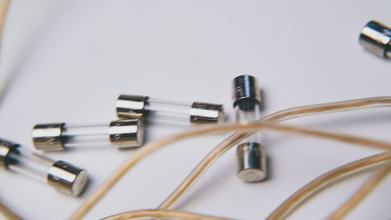 движение вдоль патронных предохранителей и кабеля на белой поверхности