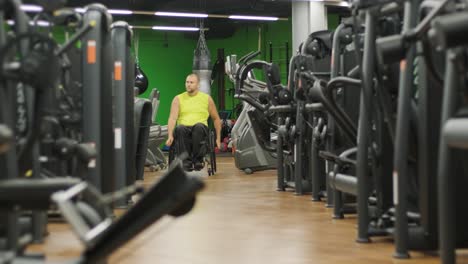 hombre con discapacidad entrenando en el gimnasio del centro de rehabilitación