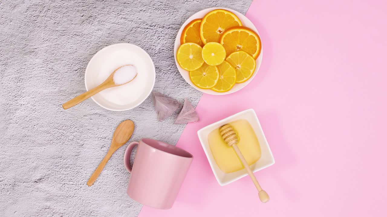 차를 위한 분홍색 컵과 차를 만드는 물품은 분홍색 테마로 움직입니다.