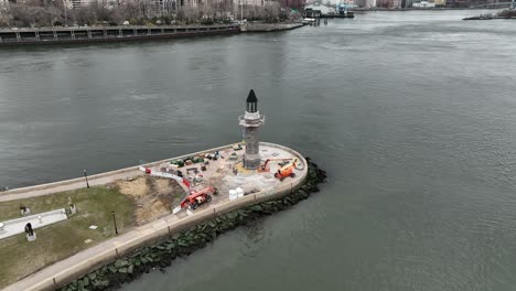 Eine-Luftaufnahme-Des-Leuchtturms-Von-Roosevelt-Island-An-Einem-Bewölkten-Tag