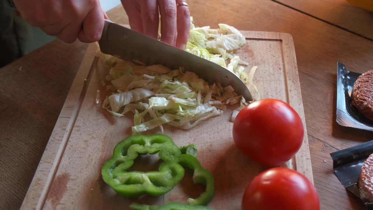 cocine cortando y rebanando verduras de ensalada de lechuga verde en cámara lenta de 4k