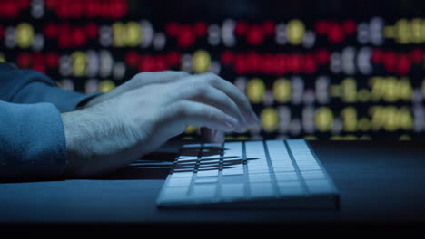 persona escribiendo en el teclado con fondo de código