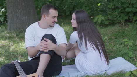 una pareja disfrutando de un picnic en el parque
