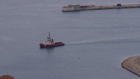vista de arriba de un barco que sale del puerto de gibraltar
