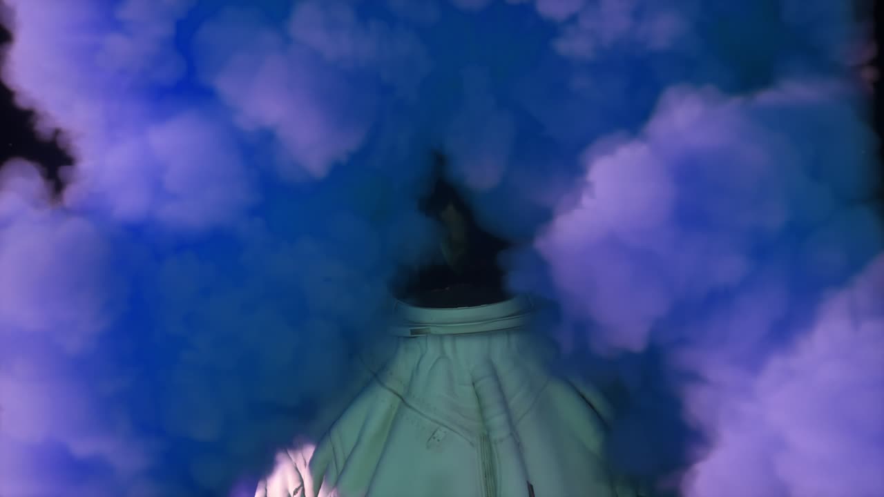 Astronauta in una nuvola di fumo blu
