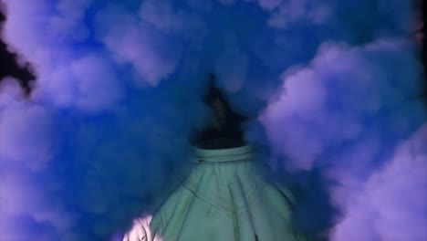 astronauta en una nube de humo azul