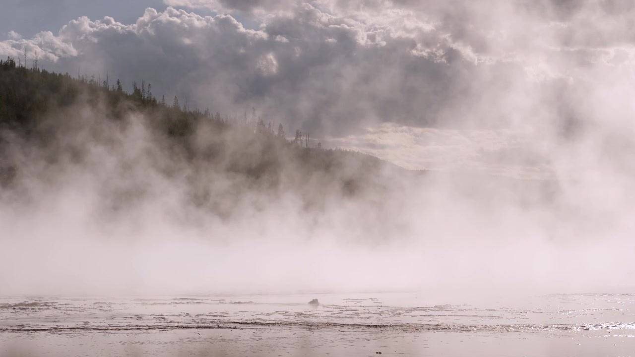 Vapor elevándose sobre la Grand Prismatic Spring en la cuenca del géiser Midway, Yellowstone, Wyoming.