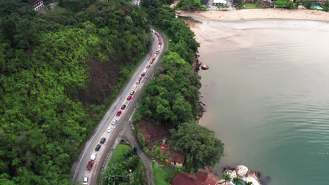 Stau-Am-Ende-Des-Tages-Auf-Der-Küstenstraße,-Abfahrt-Zum-Strand-Von-Ubatuba,-Brasilien