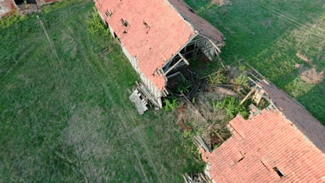 Ruinas-De-Un-Gran-Granero-Destruido-Agrietado-Por-La-Mitad