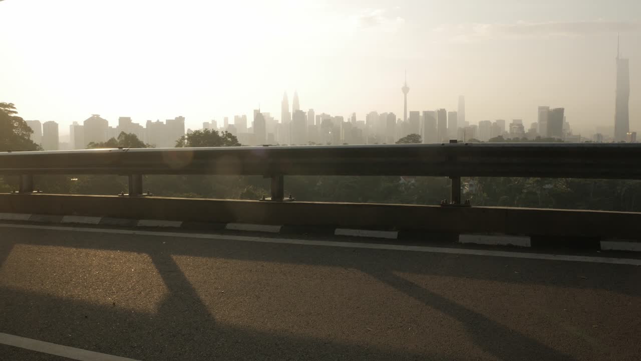 아름다운 바닐라 일몰 일출 트윌라잇 스카이, kl 풍경을 갖춘 많은 고층 빌딩 고층 현대식 타워가 있는 쿠알라룸푸르 도심 시내 지역의 풍경 전망