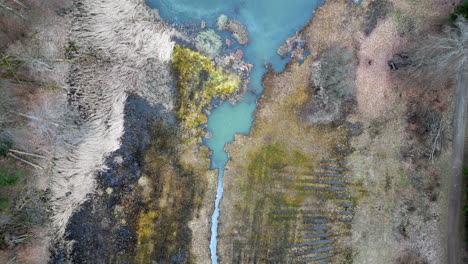 floyver de arriba hacia abajo del lago glacial azul, egelsee, zurich, suiza