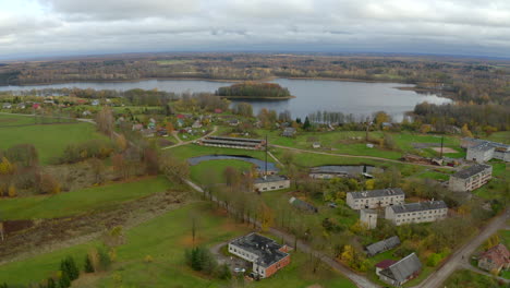 Flug-über-Das-Kleine-Dorf-Berzgale---Zu-Einer-Unbewohnten-Insel-In-Einem-Nahe-Gelegenen-See