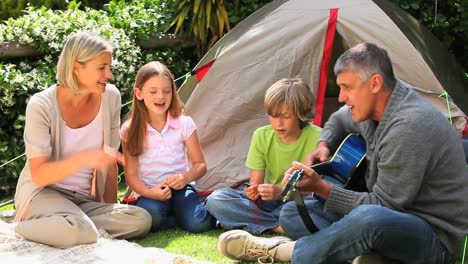 Mann-Spielt-Gitarre-Und-Singt-Mit-Seiner-Familie