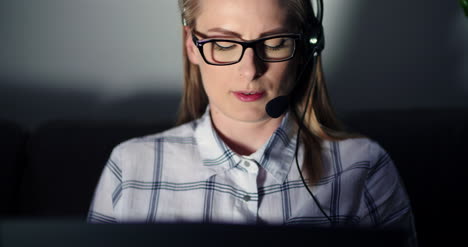 mujer de negocios hablando con el cliente en los auriculares