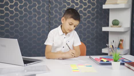 El-Niño-Está-Estudiando-En-Casa,-Resolviendo-Preguntas.