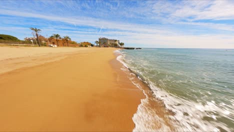 drone aéreo panorámico de fpv volando rápido a lo largo de una playa mediterránea a lo largo de la costa de españa