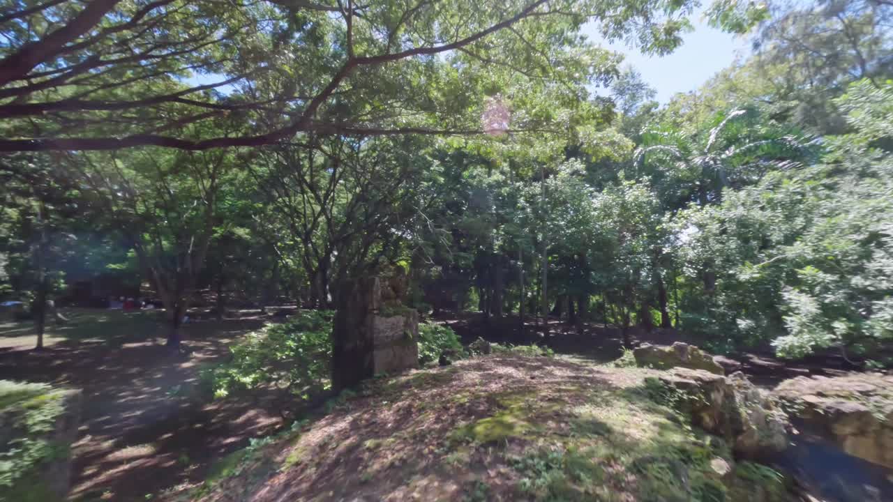 도미니카 공화국의 엔지우스 엔고메 (ingenius engombe) 또는 옛 설탕 공장의 폐허의 fpv 촬영