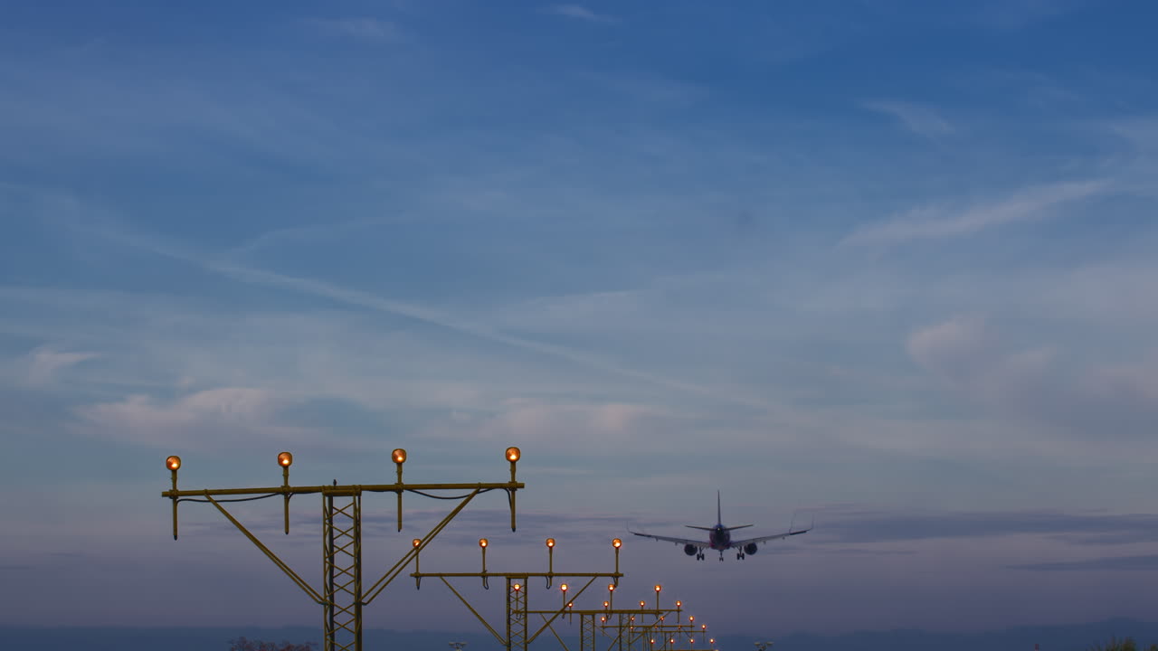 밤에 착륙하는 비행기