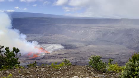 Filmischer-Weitschwenk-Von-Lava-Und-Vulkanischen-Gasen,-Die-Nur-Wenige-Augenblicke-Nach-Beginn-Des-Ausbruchs-Im-September-2023-Im-Hawaii-Volcanes-National-Park-Aus-Dem-Kilauea-Strömen