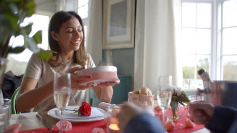 Mann-Gibt-Frau-Geschenk-Beim-Romantischen-Valentinstagessen