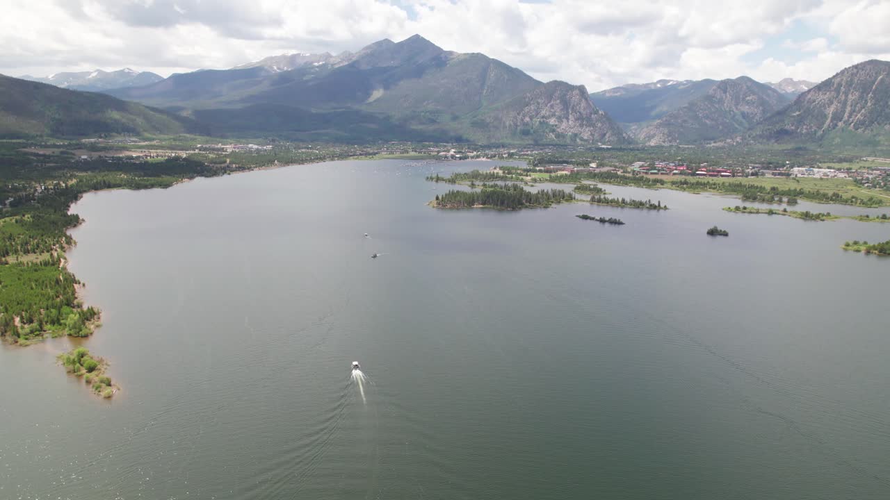 imágenes aéreas del embalse de dillon cerca de breckenridge colorado, se puede ver un barco en el agua y las montañas en el fondo