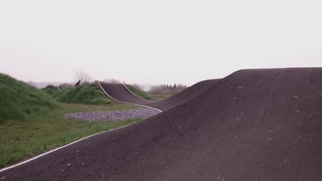 metraje de eboarding alrededor de una pista de bmx