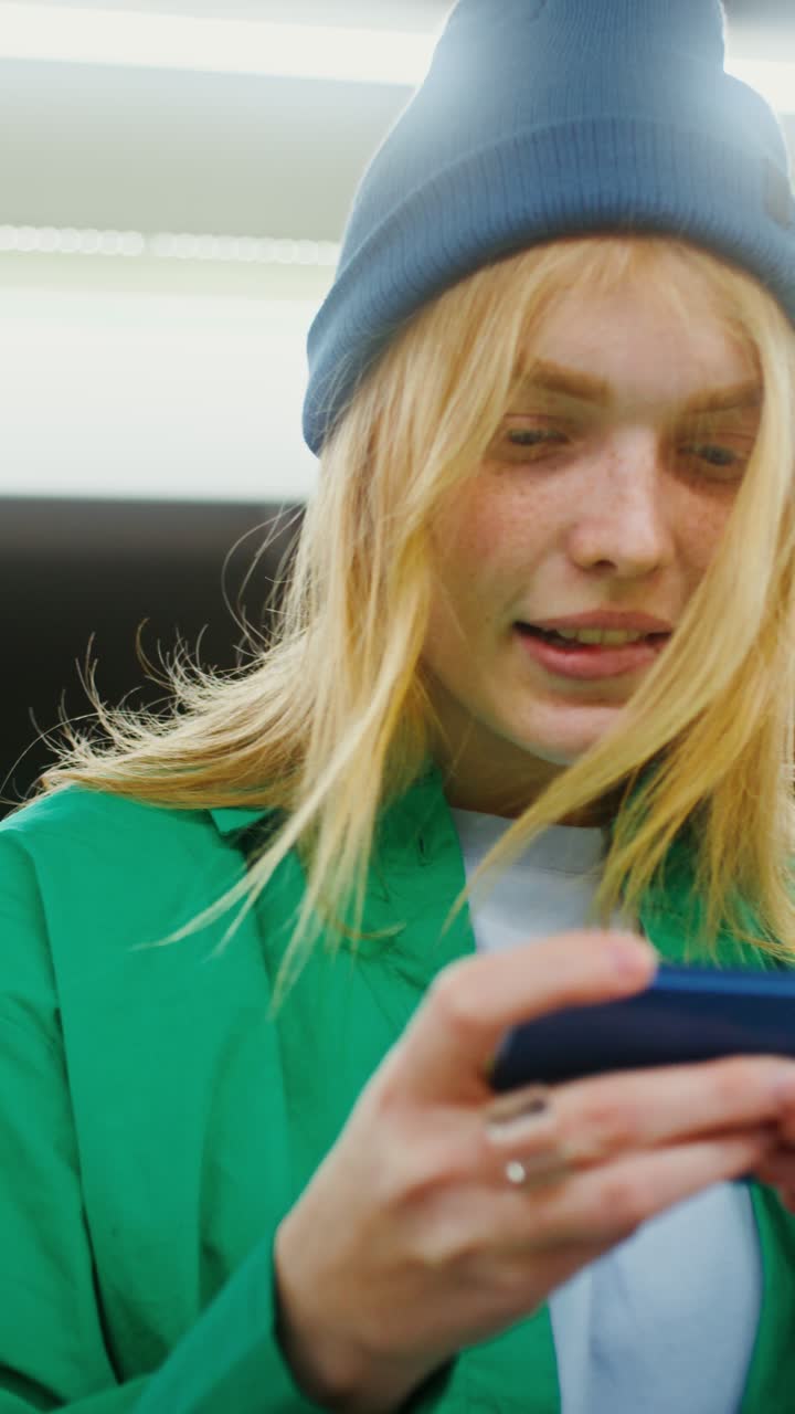 donna che usa il telefono