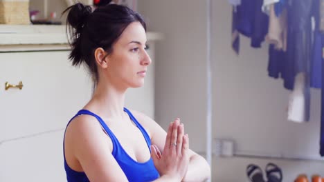 mujer joven realizando yoga 4k