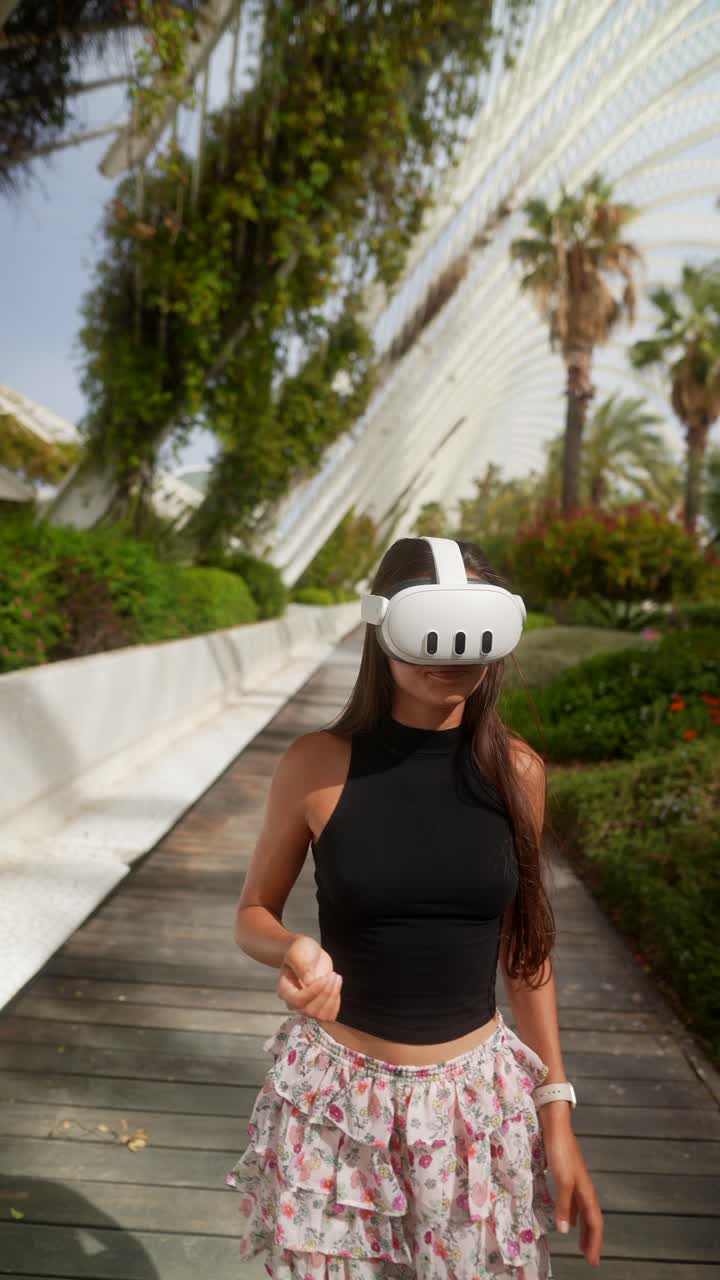 Donna che sperimenta la realtà virtuale in un parco moderno