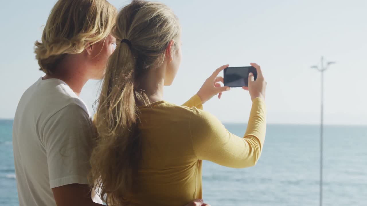 코로나바이러스 코로나19 대유행 기간 동안 집에서 스스로 격리하는 백인 부부