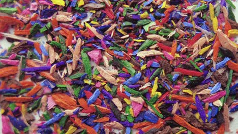 virutas coloridas de lápices de madera después de afilarlos