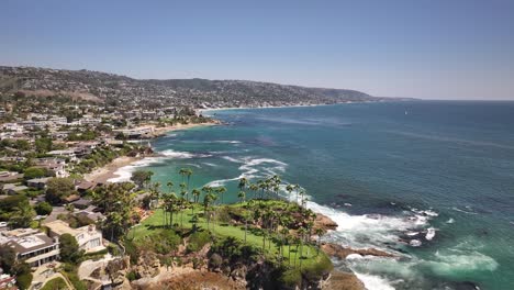 laguna beach, kalifornien, luftansicht von einer drohne, die in richtung heisler park fliegt