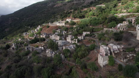 perspectivas desoladas: volando sobre las ruinas de la ciudad fantasma de gairo vecchio en la isla de cerdeña