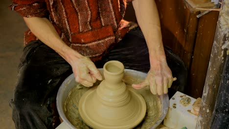 alfarero profesional que trabaja en taller, estudio