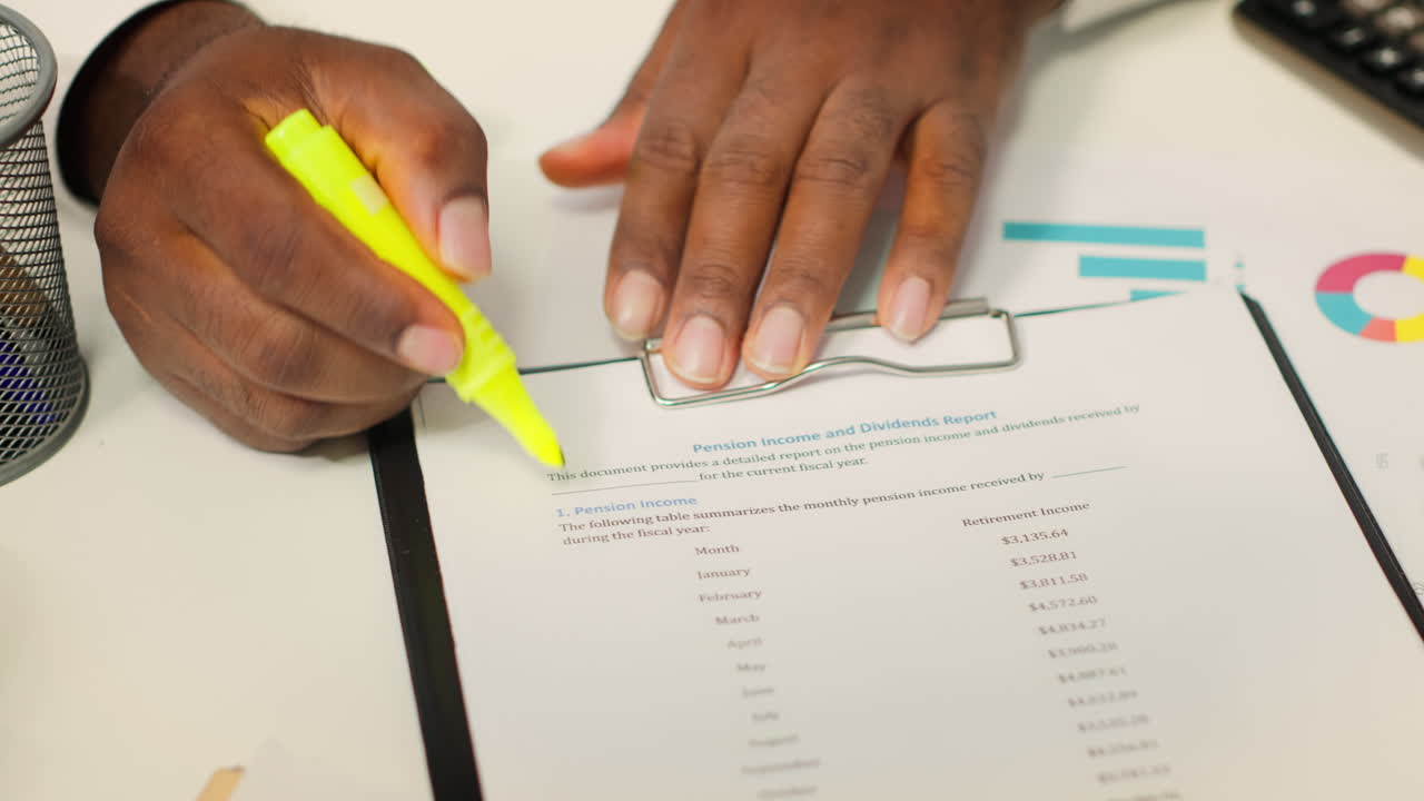 personas de mediana edad que reciben asesoramiento financiero y asesoramiento sobre planes de jubilación