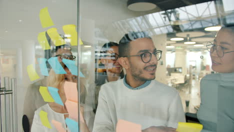 sesión de lluvia de ideas en equipo en una oficina moderna