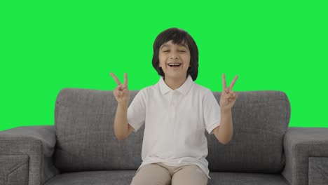 Feliz-Niño-Indio-Mostrando-El-Signo-De-La-Victoria-En-La-Pantalla-Verde