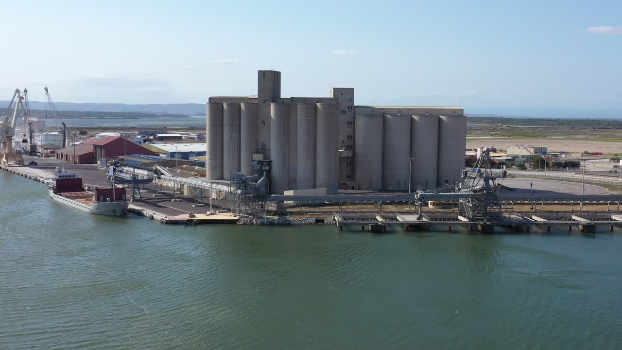 гигантские зерновые силосы для хранения порт-ла-нувель воздушный дрон выстрелил в промышленную гавань