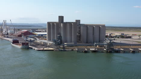 los silos de almacenamiento de grano gigantes port-la-nouvelle drone aéreo disparado puerto industrial