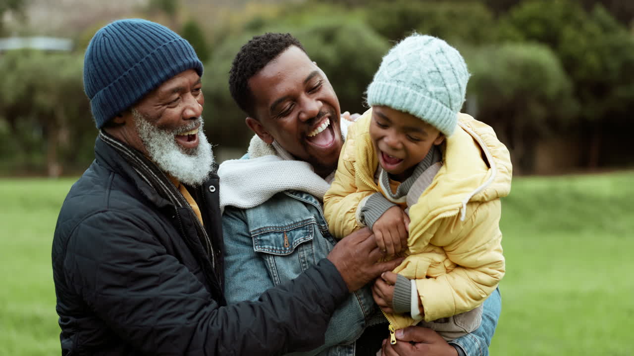 abuelo, papá o niño feliz riendo en el parque