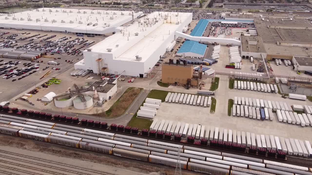 conducción de camiones en las instalaciones de la planta de ensamblaje fca stellantis en un parque industrial en sterling heights, michigan