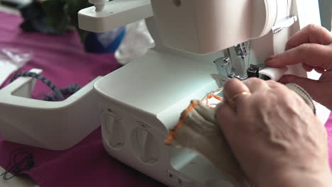 vista de sastre con máquina de coser en la mesa