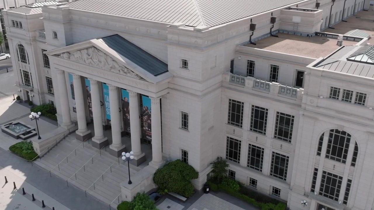 Ripresa ravvicinata con drone in orbita che cattura l'ingresso principale dell'edificio della sinfonia di Nashville, Tennessee, nel centro di Nashville.