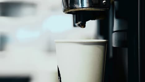 barman preparando café 1