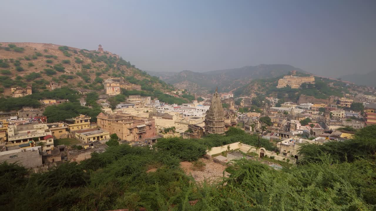 jaipur es la capital y la ciudad más grande del estado indio de rajasthan. jaipur también es conocida como la ciudad rosa, debido al esquema de color dominante de sus edificios.