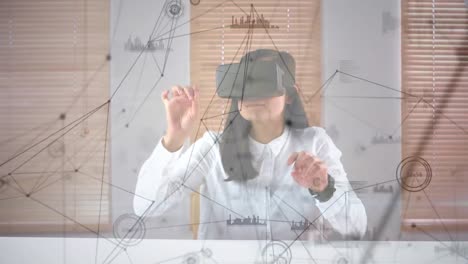 Chica-Usando-Un-Casco-De-Realidad-Virtual-Resolviendo-Acertijos