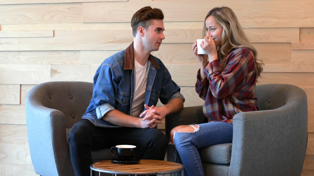 una joven pareja romántica interactuando entre sí en un café 4k