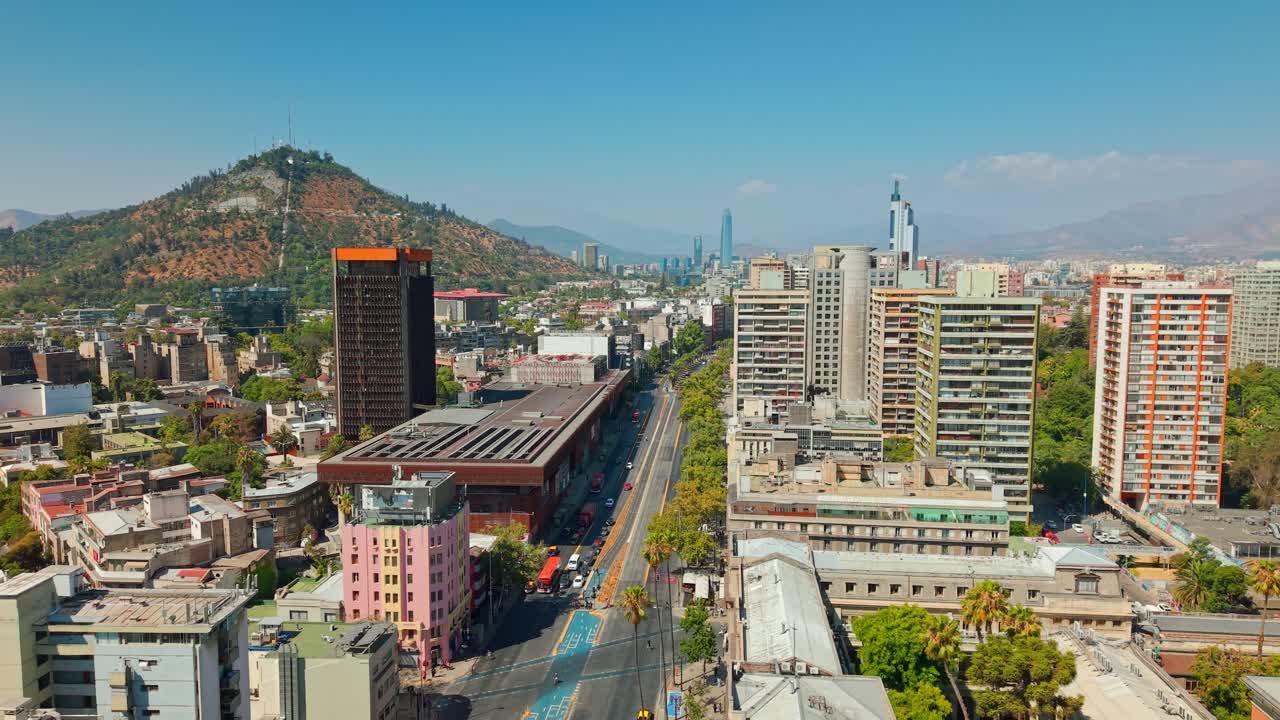 Panoramica aerea di una città andina, Cordigliera delle Ande, Santiago del Cile, skyline diurno, centro GAM e viale Alameda