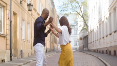 pareja interracial bailando bachata en la calle del casco antiguo 3